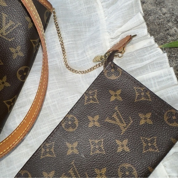 AUTHENTIC Louis Vuitton Monogram
Bucket 27 - Picture 15 of 16